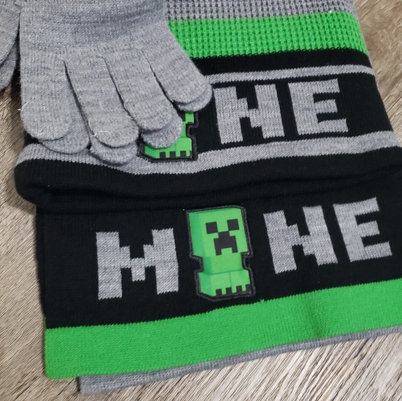 Minecraft Boys Winter Hat Gloves Scarf Set Black Gray Green Ages 4-12 New - Picture 3 of 5